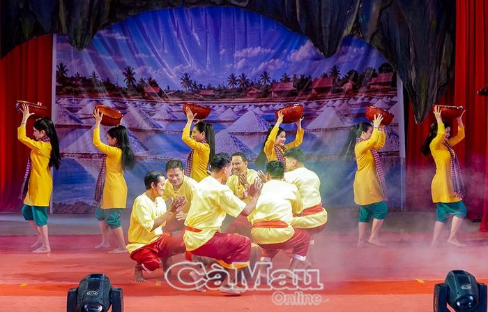 Các nghệ sĩ thể hiện bài múa “Nghệ thuật gói bánh tét”.