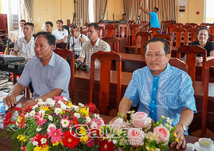 Ông Hữu Trung (bìa phải), Trưởng Đoàn Nghệ thuật Khmer tỉnh Cà Mau, theo dõi buổi diễn phúc khảo các tiết mục phục vụ cho lễ Sene Dolta.