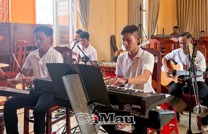 Dàn nhạc công hoàn thiện phần âm nhạc cho buổi phúc khảo.