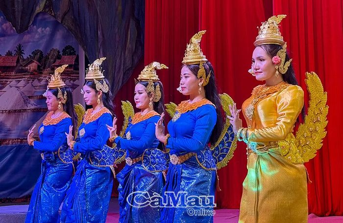 Tiết mục múa “Mối tình vượt đại dương” được đầu tư trang phục ấn tượng.