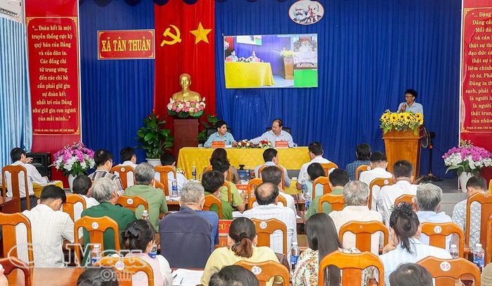 Đại diện Sở Xây dựng trả lời kiến nghị của cử tri 3 xã về đầu tư xây dựng giao thông nông thôn.
