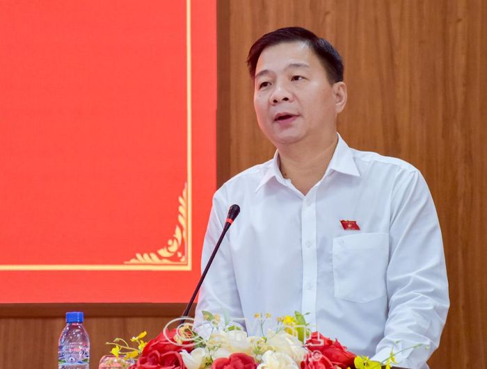  Phó Trưởng đoàn chuyên trách Đoàn đại biểu Quốc hội tỉnh Cà Mau Nguyễn Bình Tân phát biểu tại buổi tiếp xúc cử tri.