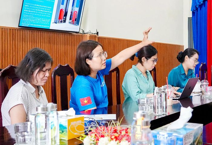 Bà Chu Thanh Hoà, Giám đốc Quốc gia Tổ chức Gravity Water (thứ hai từ trái sang), phát biểu tại buổi làm việc, trao đổi về kế hoạch khảo sát và triển khai chương trình.
