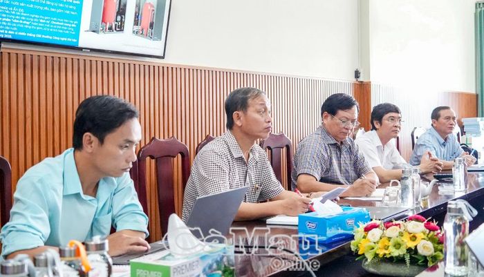 Ông Nguyễn Văn Hoà, Chủ tịch Liên hiệp các Tổ chức hữu nghị tỉnh Cà Mau (giữa), cam kết phối hợp hỗ trợ đoàn công tác trong quá trình khảo sát tại địa phương.
