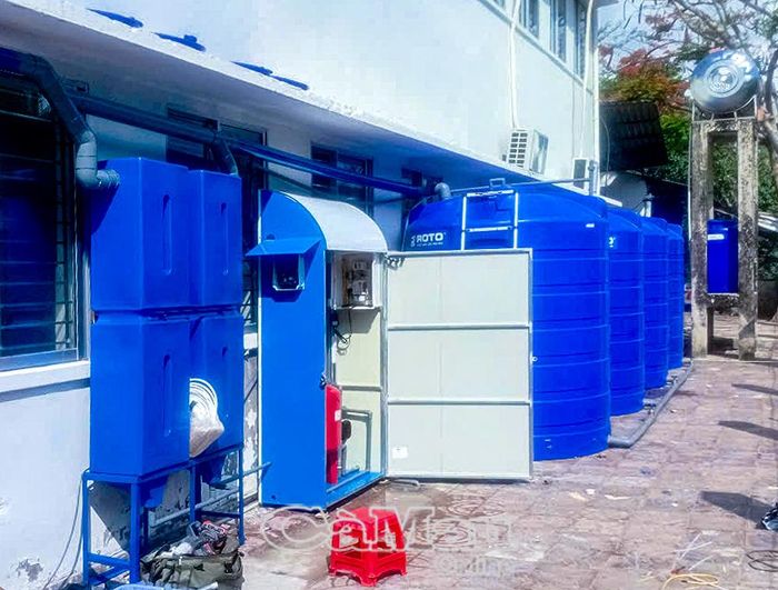 Hệ thống thu trữ nước mưa và lọc nước được triển khai tại Cà Mau, góp phần cung cấp nguồn nước phục vụ học sinh và giáo viên tại các điểm trường.