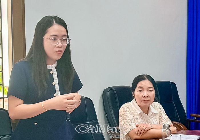 Bà Nguyễn Trang Anh Thư, Phó Bí thư Tỉnh đoàn, phát biểu, thảo luận về kế hoạch phối hợp tuyên truyền.