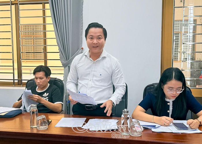 Nhạc sĩ Nguyễn Ngọc Hiện, Trưởng phòng Tuyên truyền lưu động, Trung tâm Văn hoá tỉnh, thảo luận về kế hoạch  tổ chức Hội thi Tiếng hát Phát thanh - Truyền hình.