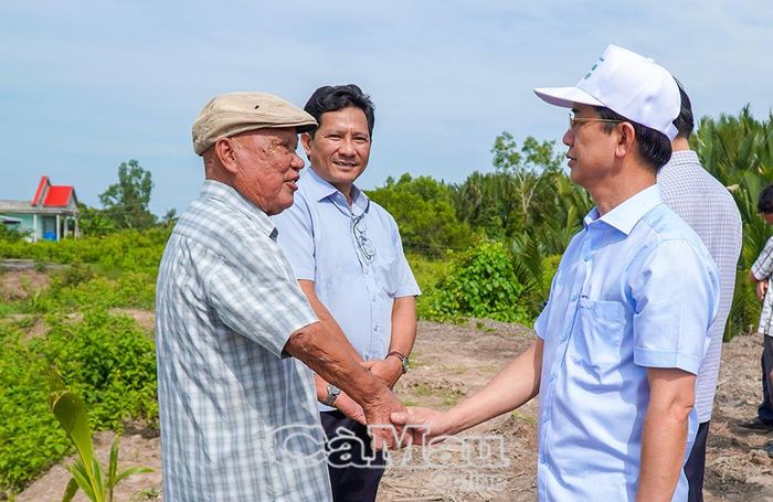 Đồng chí Hồ Thanh Thuỷ thăm hỏi, trao đổi với người dân trên tuyến dự kiến đầu tư xây dựng lộ nông thôn rộng 3 m.
