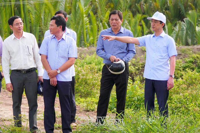 Đồng chí Hồ Thanh Thuỷ, Phó Bí thư Tỉnh uỷ, Chủ tịch Uỷ ban MTTQ Việt Nam tỉnh Cà Mau (bìa phải) và đoàn công tác khảo sát tuyến đường đất đen tại xã Tân Thuận.