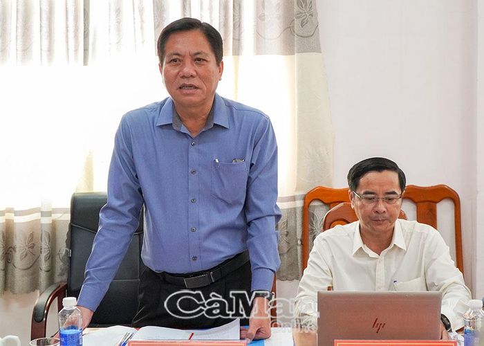 Đồng chí Phạm Thanh Phong, Bí thư Đảng uỷ xã Tân Thuận, nêu khó khăn, vướng mắc trong triển khai các mặt công tác, nhất là công tác nhân sự.