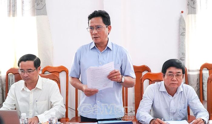 Đồng chí Phan Minh Khoẻ, Chủ tịch UBND xã Tân Thuận, báo cáo tình hình triển khai các công trình giao thông nông thôn trên địa bàn.