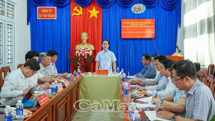 Đồng chí Hồ Thanh Thuỷ, Phó Bí thư Tỉnh uỷ, Chủ tịch Uỷ ban MTTQ Việt Nam tỉnh Cà Mau, phát biểu chỉ đạo tại buổi làm việc với Đảng uỷ, UBND xã Tân Thuận.