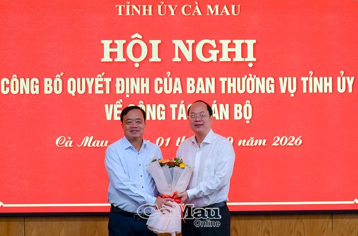 Bí thư Tỉnh uỷ Nguyễn Hồ Hải tặng hoa tri ân đồng chí Huỳnh Quốc Việt thôi giữ chức Bí thư Đảng uỷ các cơ quan Đảng tỉnh nhiệm kỳ 2025-2030.