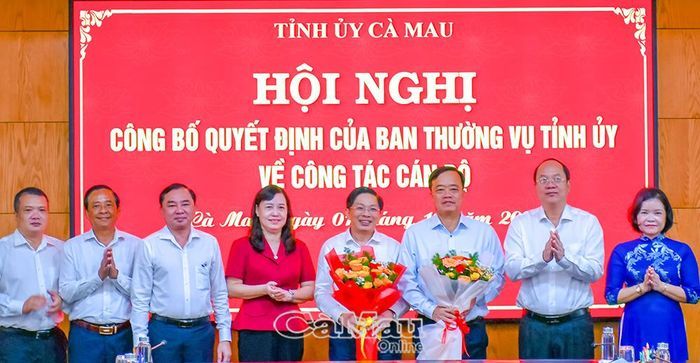 Các đồng chí lãnh đạo tỉnh chụp ảnh cùng các đồng chí trong Ban Thường vụ Đảng uỷ các cơ quan Đảng tỉnh.