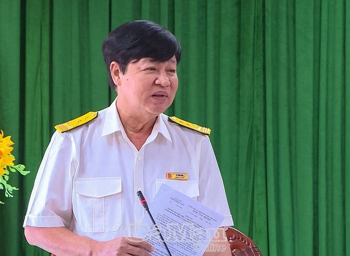 Đồng chí Lê Văn Sơn, Trưởng Thuế tỉnh Cà Mau, báo cáo tình hình thực hiện nhiệm vụ công tác thuế 9 tháng đầu năm và phương hướng, nhiệm vụ những tháng cuối năm 2026.