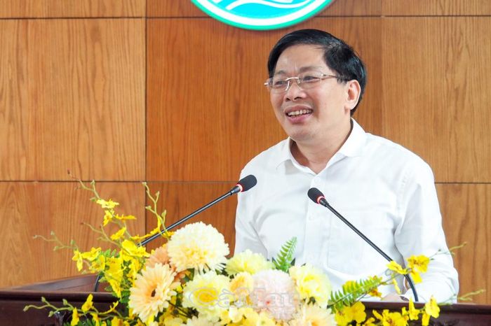  Đồng chí Đặng Văn Dũng, Phó Bí thư Thường trực Tỉnh uỷ, Bí thư Đảng uỷ các cơ quan đảng tỉnh, phát biểu kết luận hội nghị. 