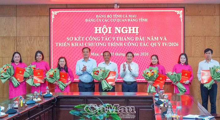 Phó Bí thư Thường trực Tỉnh uỷ, Bí thư Đảng uỷ các cơ quan đảng tỉnh Đặng Văn Dũng và Phó Bí thư Tỉnh uỷ Huỳnh Quốc Việt trao quyết định phân công, bổ nhiệm công chức thuộc Ban xây dựng Đảng của Đảng uỷ.