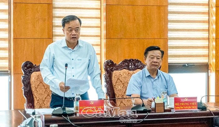 Đồng chí Huỳnh Quốc Việt, Phó Bí thư Tỉnh uỷ, Trưởng ban Chỉ đạo, phát biểu chỉ đạo tại cuộc họp.
