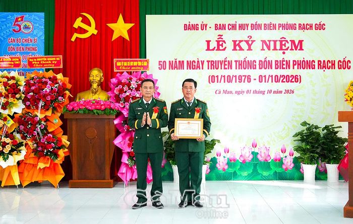  Đại tá Nguyễn Quang Hà, Phó Chính uỷ BĐBP tỉnh, tặng giấy khen của Ban Chỉ huy BĐBP tỉnh cho tập thể Đồn Biên phòng Rạch Gốc.