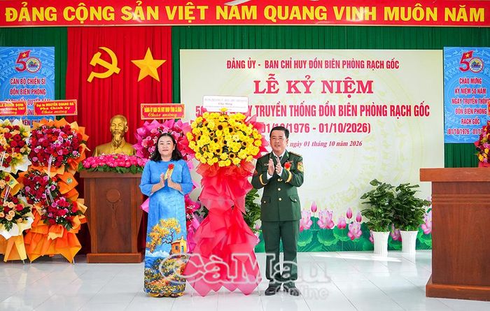  Đồng chí Nguyễn Chúc Ly, Bí thư Đảng uỷ, Chủ tịch HĐND Xã Phan Ngọc Hiển, tặng hoa chúc mừng Đồn Biên phòng Rạch Gốc.