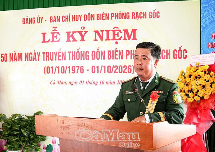  Trung tá Phạm Quốc Trung, Đồn trưởng Đồn Biên phòng Rạch Gốc, phát biểu ôn lại truyền thống đơn vị.