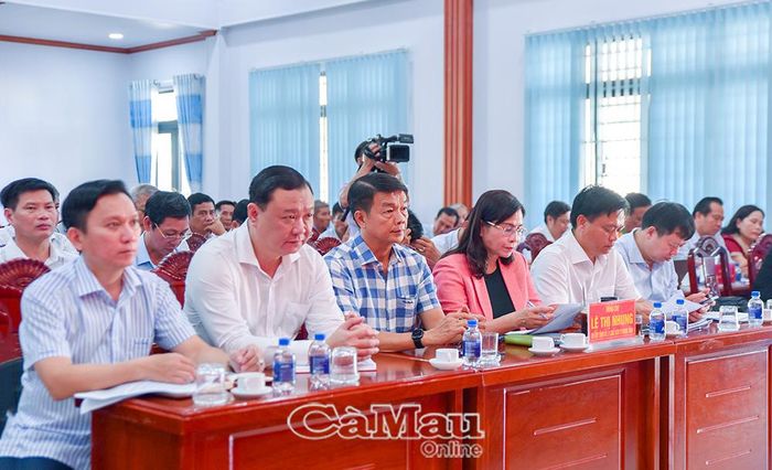Phó Chủ tịch Thường trực HĐND tỉnh Lê Thị Nhung và lãnh đạo sở, ban, ngành tỉnh tham dự tại điểm cầu xã Tân Lộc.