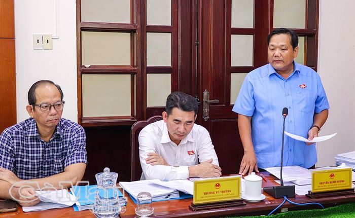 Phó Trưởng ban Kinh tế - Ngân sách HĐND tỉnh Nguyễn Minh Đương trao đổi các nội dung liên quan dự thảo nghị quyết về phân bổ vốn thực hiện Chương trình mục tiêu quốc gia về phát triển văn hoá.