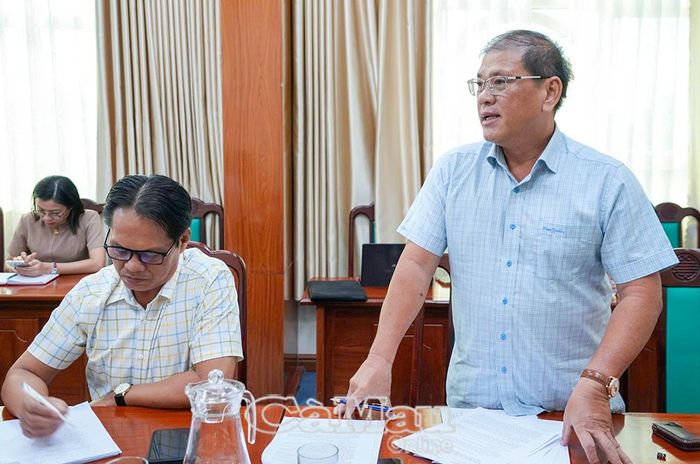 Phó Giám đốc Sở Xây dựng Dương Chí Bình trao đổi về dự thảo nghị quyết quy định loại hình xây dựng nhà ở xã hội, nhà ở cho lực lượng vũ trang.