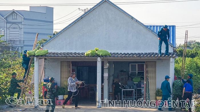 Các lực lượng thực hành diễn tập phòng thủ dân sự với tình huống phòng, chống thiên tai, tìm kiếm cứu nạn.