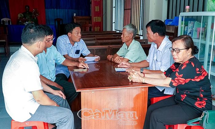 Trợ giúp viên pháp lý tỉnh (người thứ ba từ trái sang) gặp gỡ, trao đổi, hỗ trợ pháp lý cho hội viên cựu chiến binh ấp Sở Tại, Xã Lương Thế Trân.