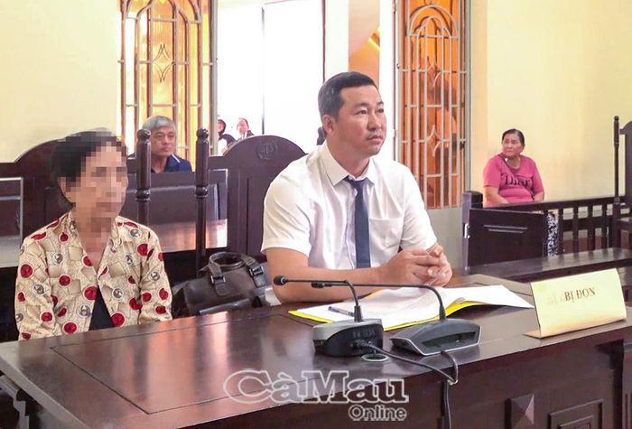 Trợ giúp viên pháp lý thuộc Trung tâm TGPL Nhà nước tỉnh Cà Mau đồng hành cùng đại diện gia đình người có công tại phiên toà để bảo vệ quyền, lợi ích hợp pháp.