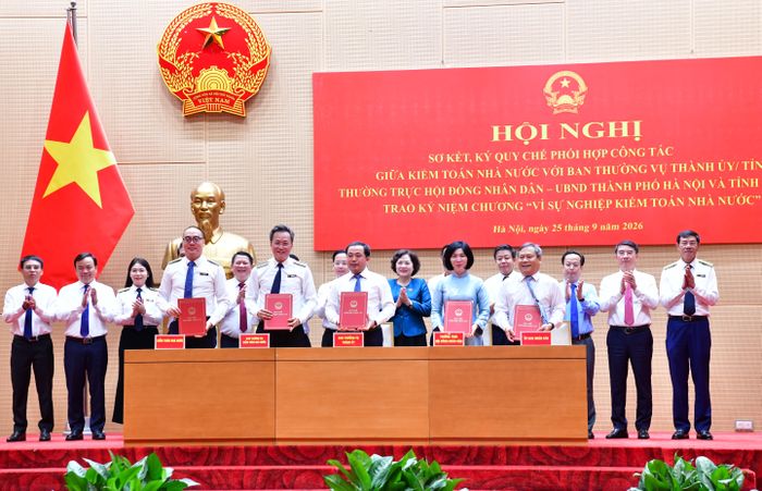 Lãnh đạo KTNN ký Quy chế phối hợp công tác với Ban Thường vụ Thành ủy, Thường trực HĐND, UBND TP. Hà Nội. Ảnh: N.LY