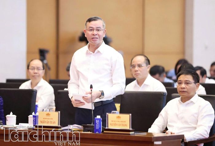 Bộ trưởng Bộ Tài chính Ngô Văn Tuấn làm rõ thêm nhiều nội dung được đại biểu quan tâm trong Dự án Luật Phát triển doanh nghiệp nhỏ và vừa. Ảnh: VPQH