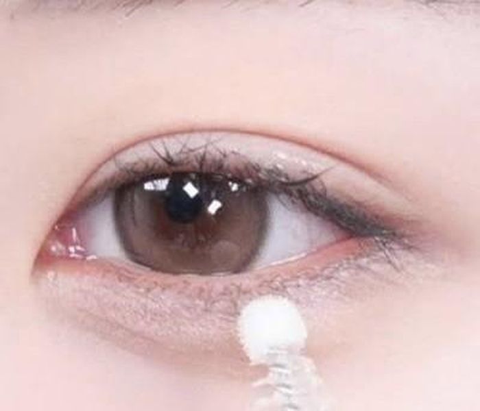 Hãy chọn các sản phẩm dưỡng mi phù hợp. Ảnh minh họa