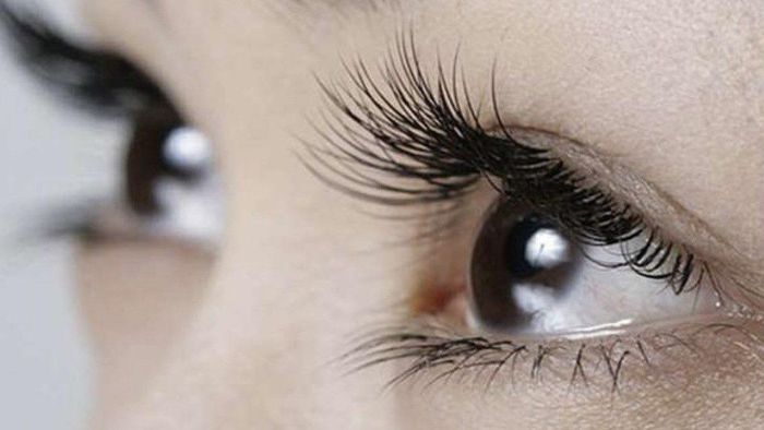 Bạn nên hạn chế dụi mắt để tránh làm rụng mi. Ảnh minh họa