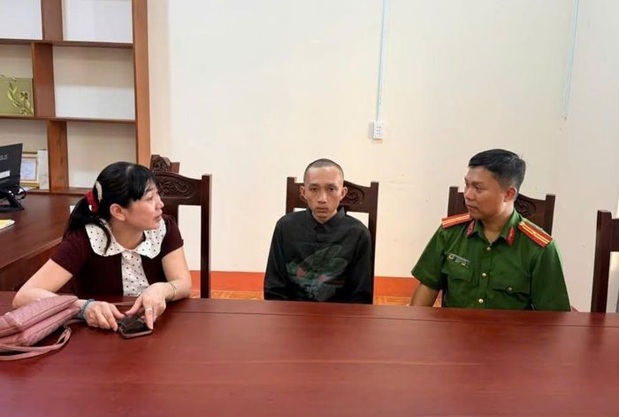 Chị Hương gặp lại con sau hơn 2,5 năm thất lạc. Ảnh: CACC.↵
