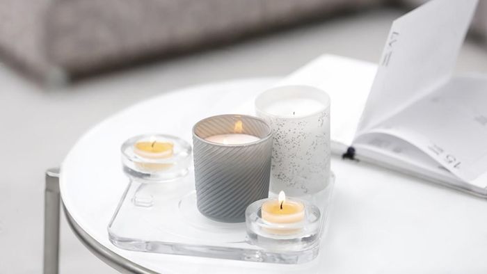 Khi đốt nến bạn nên mở cửa sổ để không khí lưu thông. Ảnh minh họa