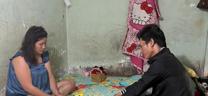 Các đối tượng Trần Thị Huỳnh Như và Huỳnh Văn Phước cùng tang vật tại hiện trường (từ trái qua) - Ảnh: Công an tỉnh An Giang