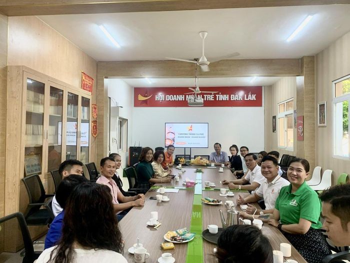 Chương trình “Cà phê doanh nhân” tạo không gian để lãnh đạo địa phương, cơ quan quản lý trực tiếp trao đổi, tiếp nhận và giải đáp kiến nghị của cộng đồng doanh nghiệp. Ảnh: Cổng TTĐT tỉnh Đắk Lắk.