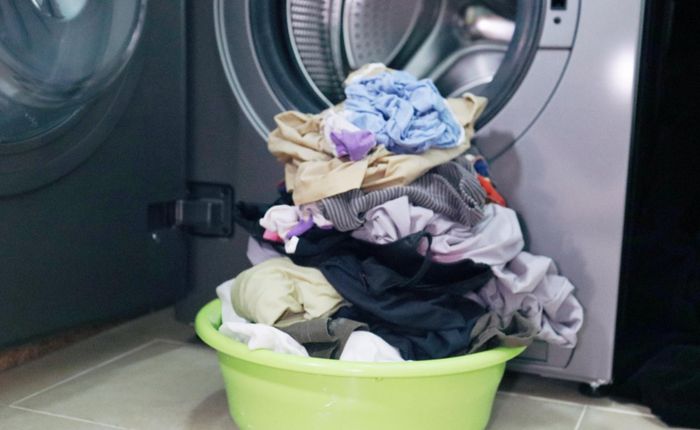 Người dùng không nên cho quá nhiều quần áo vào máy trong một lần giặt