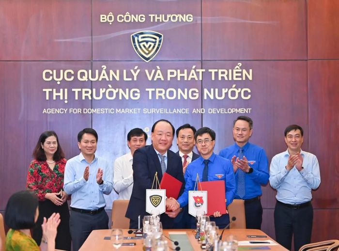 Lễ ký Biên bản ghi nhớ hợp tác triển khai chương trình “Sức sống hàng Việt” của Cục Quản lý và Phát triển thị trường trong nước và Đoàn TNCS Hồ Chí Minh Chính phủ.