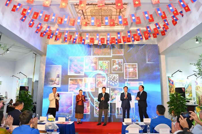 Các đại biểu thực hiện nghi thức khai mạc "Tuần lễ sản phẩm Việt - Lào".