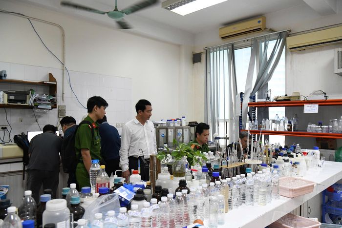 Cơ quan chức năng kiểm tra, khám xét tại một phòng lab