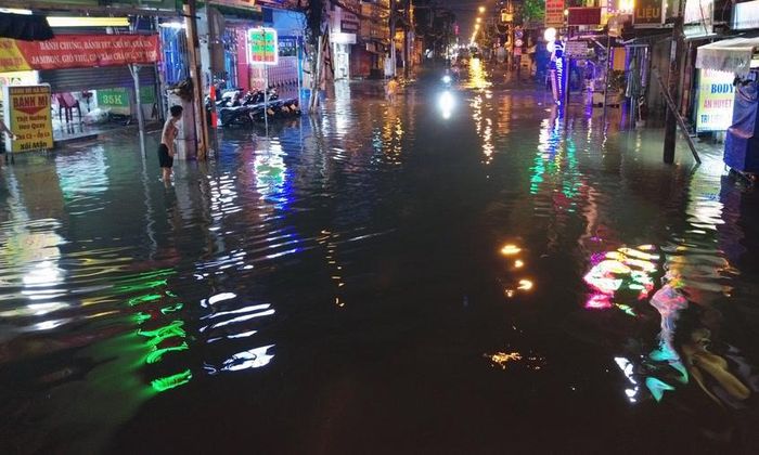 Đường phố tại TPHCM ngập sâu trong đợt mưa lớn những ngày qua - Ảnh: CTV