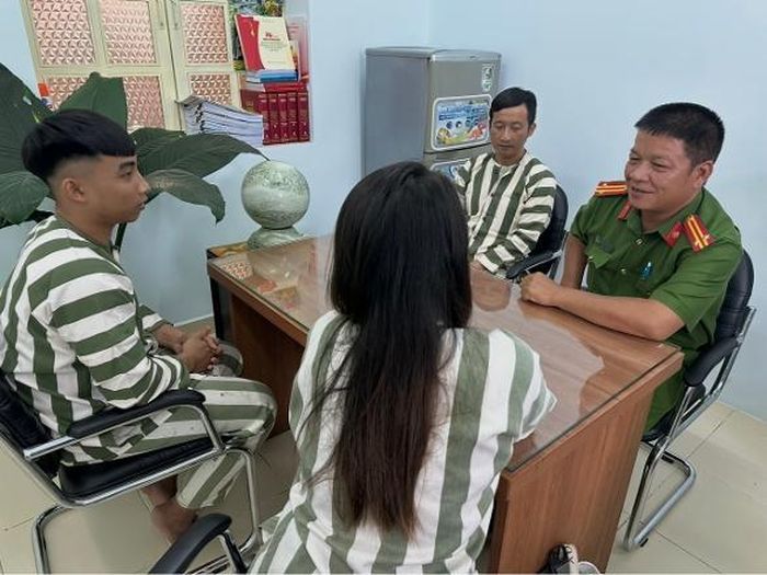 Cán bộ quản giáo Trại tạm giam Chí Hòa - CATP thăm hỏi, động viên phạm nhân vươn lên cải tạo tốt, sớm được đặc xá, trở về đoàn tụ với gia đình