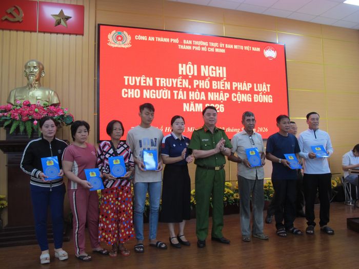 Thượng tá Phạm Quang Trưởng tặng quà cho các trường hợp có nhiều nỗ lực vươn lên trong cuộc sống tại phường Phú Định