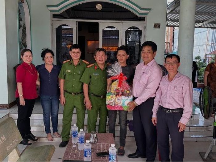 Ngân hàng Chính sách xã hội TPHCM phối hợp Phòng Cảnh sát THAHS&HTTP - CATP tặng quà giúp đỡ các trường hợp người THNCĐ