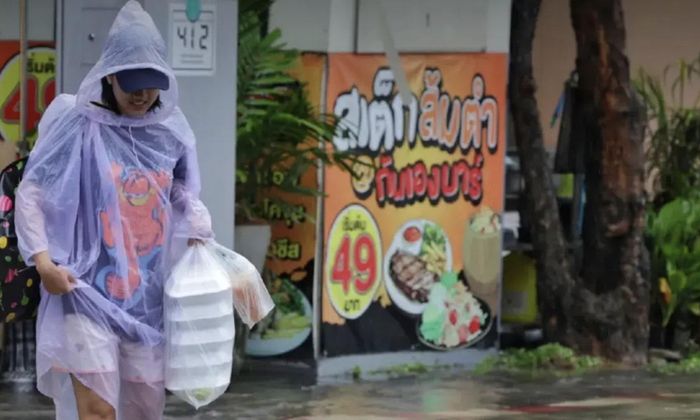 Một nhà hàng ở Bangkok ngập nước - Ảnh: ANN