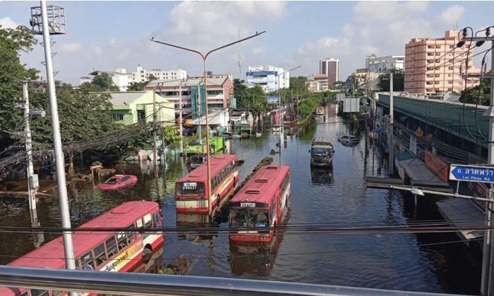 Khung cảnh ngập lụt ở quận Bang Kapi, Bangkok - Ảnh: Bangkok Post