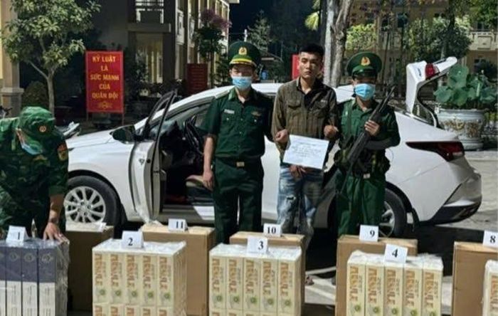 Các đối tượng cùng tang vật liên quan vụ buôn lậu thuốc lá bị Bộ đội Biên phòng Tây Ninh bắt giữ